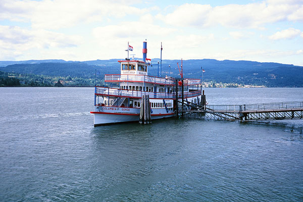 Sternwheeler on the Columbia River at Cascade Locks